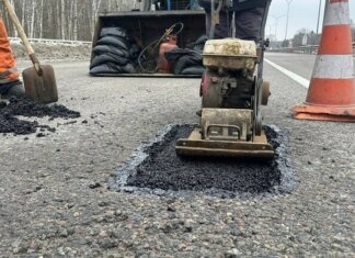 Уряд виділяє 3 млрд грн на ямковий ремонт доріг країни, зокрема у прифронтових регіонах