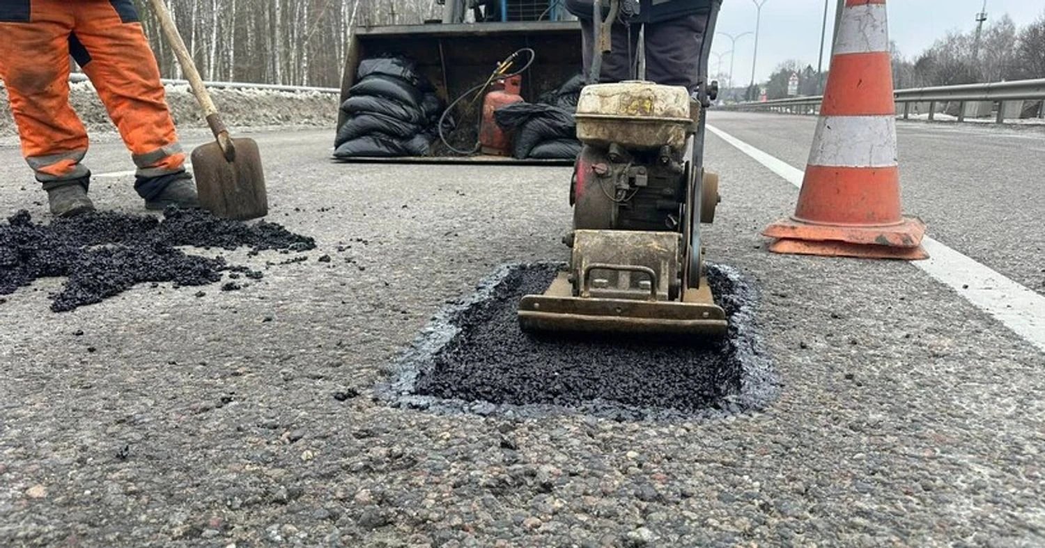 Уряд виділяє 3 млрд грн на ямковий ремонт доріг країни, зокрема у прифронтових регіонах