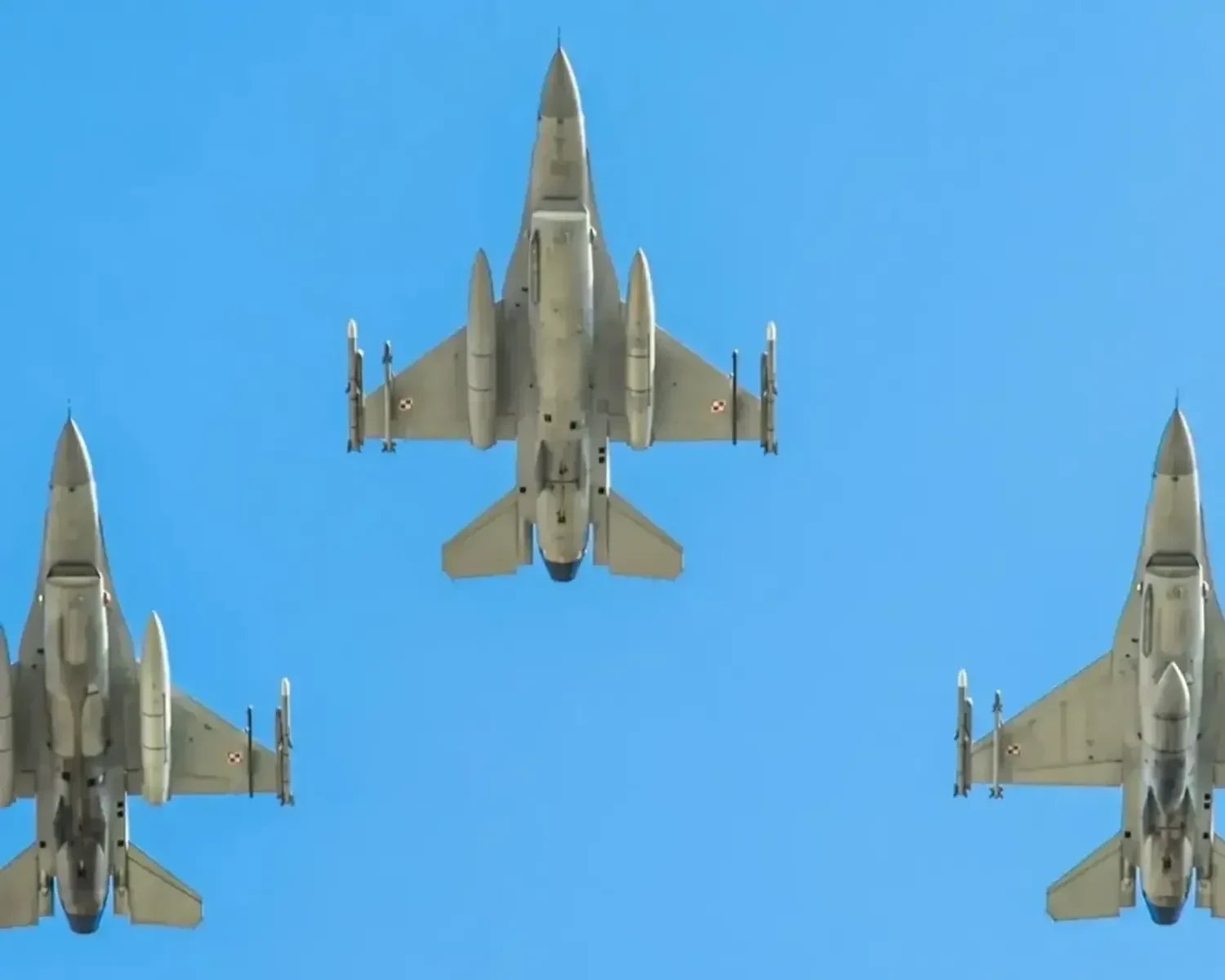 Польща активувала військову авіацію через ракетну атаку рф на Україну