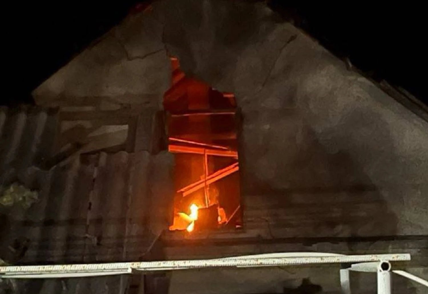 Нічний удар по Запоріжжю: пошкодженно приватний будинок, спалахнула пожежа