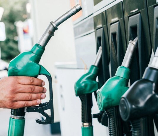 Погрози нафтою по $200 за барель — до яких цін на пальне готуватись українцям