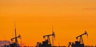 Ціна на нафту тримається біля 100 доларів за барель у березні — Reuters