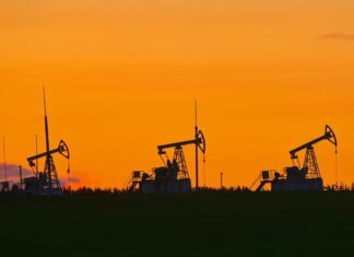 Ціна на нафту тримається біля 100 доларів за барель у березні — Reuters