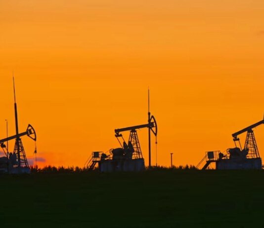 Ціна на нафту тримається біля 100 доларів за барель у березні — Reuters