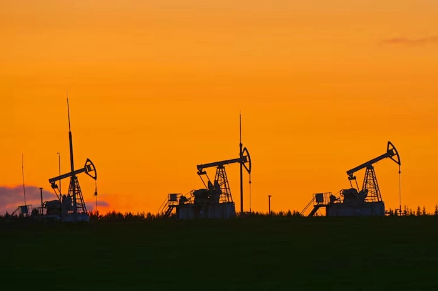 Ціна на нафту тримається біля 100 доларів за барель у березні — Reuters