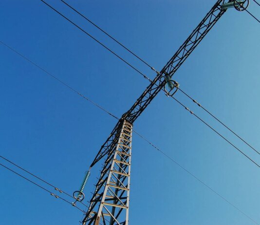 Ворожі атаки знеструмили частину жителів у шести областях, поранено енергетика, увечері — графіки