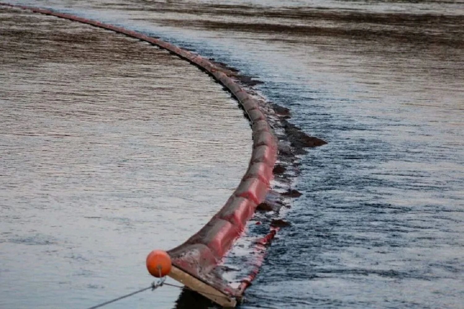 Молдова просить допомоги ЄС через масштабний розлив палива у Дністрі