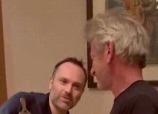 В Україні актору Шону Пенну вручили унікальний "Оскар" із металу пошкодженого рф вагона