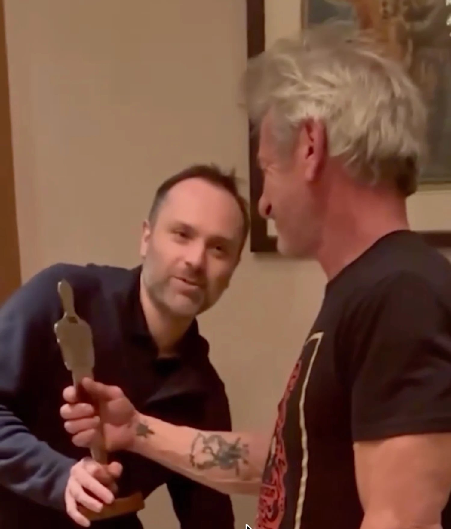 В Україні актору Шону Пенну вручили унікальний "Оскар" із металу пошкодженого рф вагона