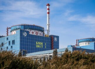 На реакторах Хмельницької АЕС створили найбільший у світі мурал-вишиванку