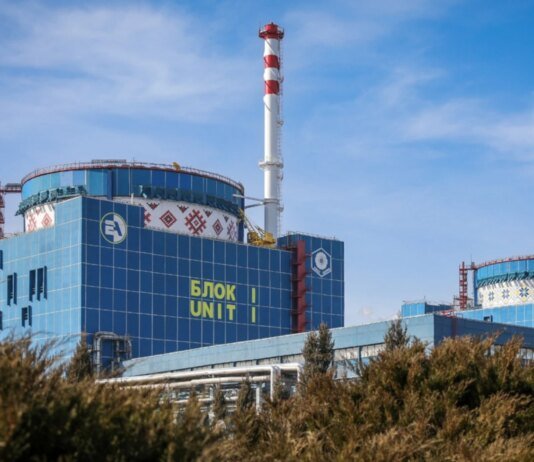 На реакторах Хмельницької АЕС створили найбільший у світі мурал-вишиванку