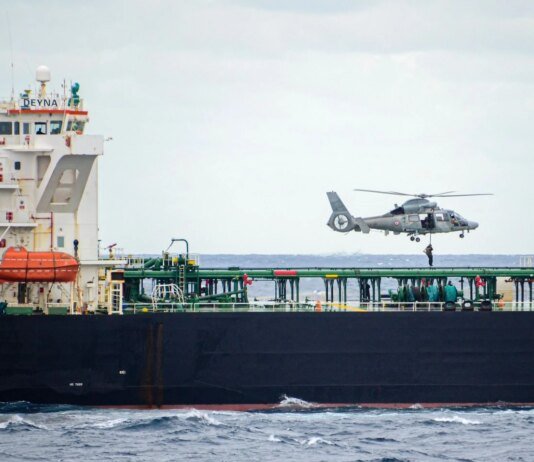 Французькі ВМС захопили російський "тіньовий" танкер Deyna під прапором Мозамбіку