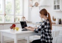 МЕА радить працювати з дому та менше літати через зростання цін на енергоносії