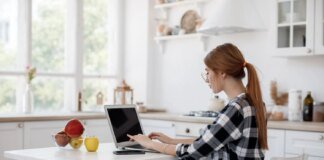 МЕА радить працювати з дому та менше літати через зростання цін на енергоносії