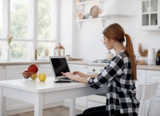 МЕА радить працювати з дому та менше літати через зростання цін на енергоносії