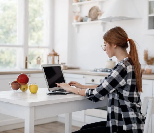 МЕА радить працювати з дому та менше літати через зростання цін на енергоносії