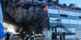 Велика пожежа на складі під Києвом — у чотирьох районах столиці спостерігається задимлення