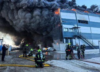Велика пожежа на складі під Києвом — у чотирьох районах столиці спостерігається задимлення