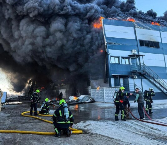 Велика пожежа на складі під Києвом — у чотирьох районах столиці спостерігається задимлення