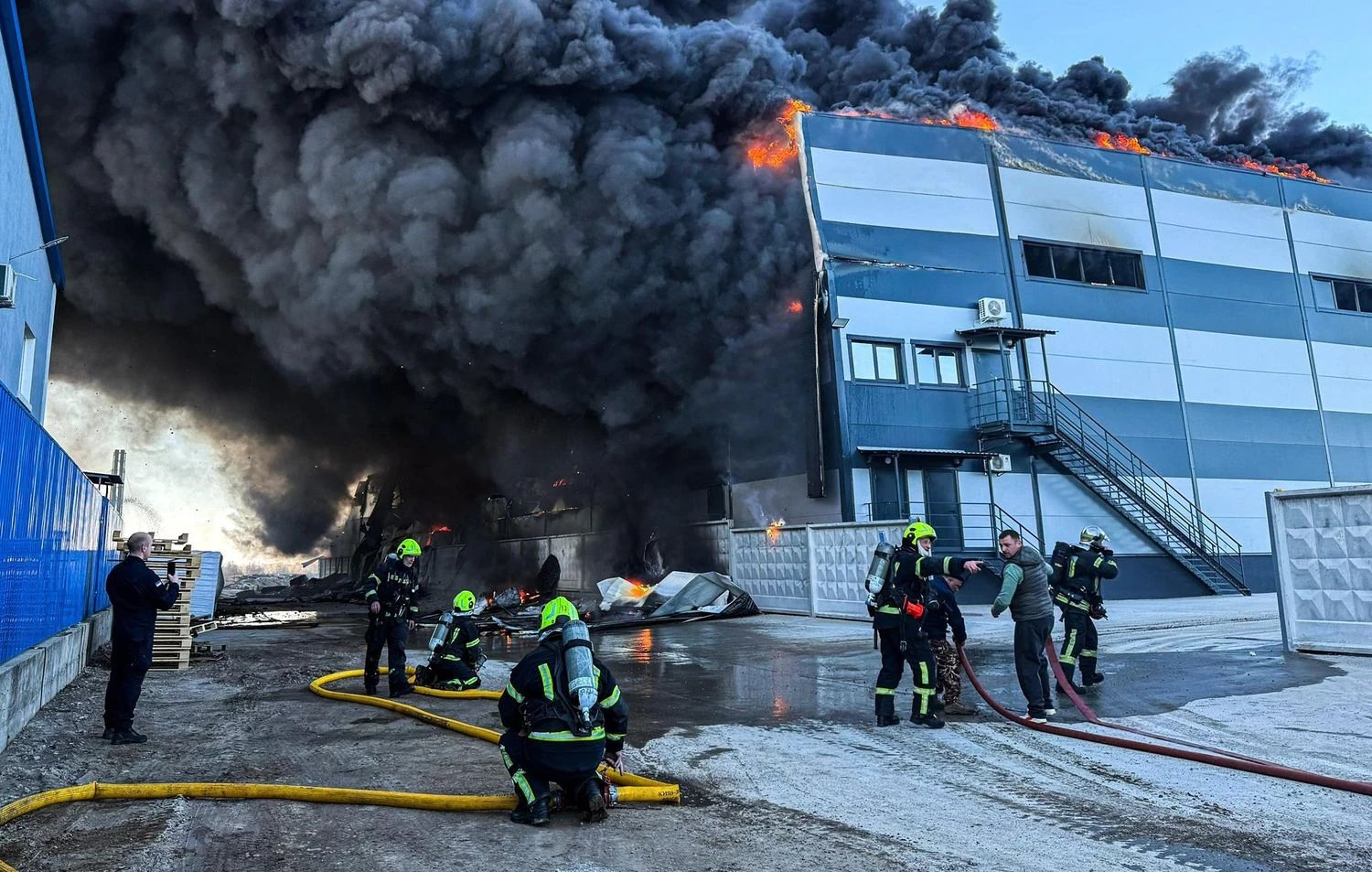 Велика пожежа на складі під Києвом — у чотирьох районах столиці спостерігається задимлення