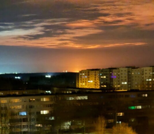 ленінградську область третю ніч поспіль атакують дрони, у районі портів лунали вибухи