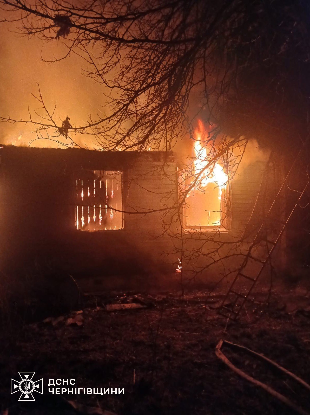 Внаслідок короткого замикання електромережі спалахнув будинок на Чернігівщині
