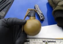 У Прилуках чоловік погрожував працівникам банку та заявив, що має при собі гранату