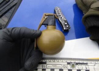 У Прилуках чоловік погрожував працівникам банку та заявив, що має при собі гранату