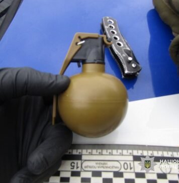 У Прилуках чоловік погрожував працівникам банку та заявив, що має при собі гранату