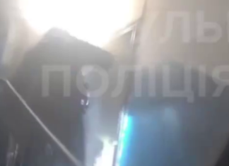 У Чернігові через свічку спалахнула фіранка: патрульні вивели жінку із задимленої квартири