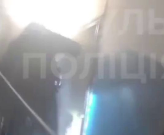 У Чернігові через свічку спалахнула фіранка: патрульні вивели жінку із задимленої квартири