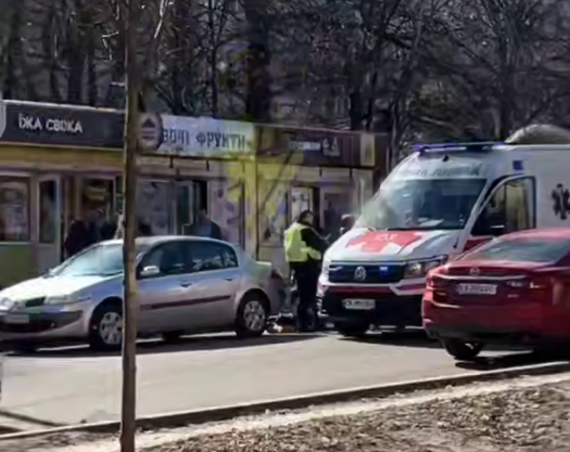 У Чернігові водійка «Mazda» наїхала на дитину, яка раптово вибігла з-за припаркованого авто