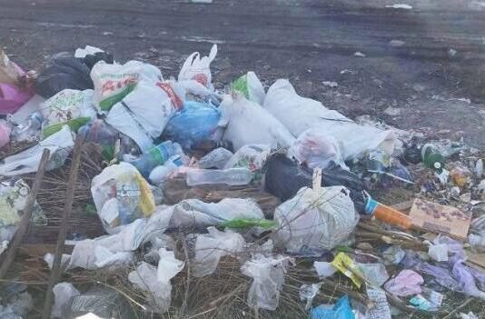 Після танення снігу сміття стало помітним: у Чернігові комунальникам доручили прибрати місто