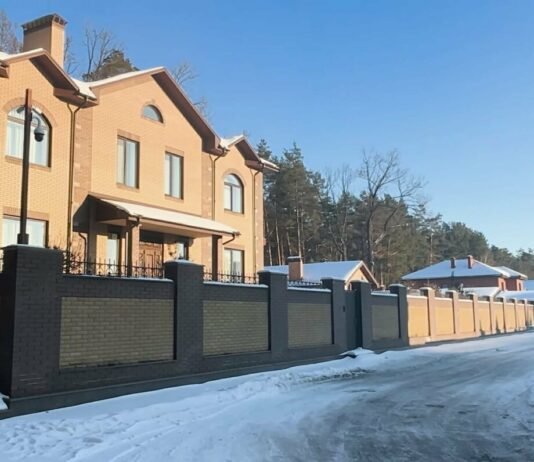 Басейн на 429 м² і гараж на 228 м²: журналісти показали арештовану дачу нардепа-корупціонера з Чернігівщини