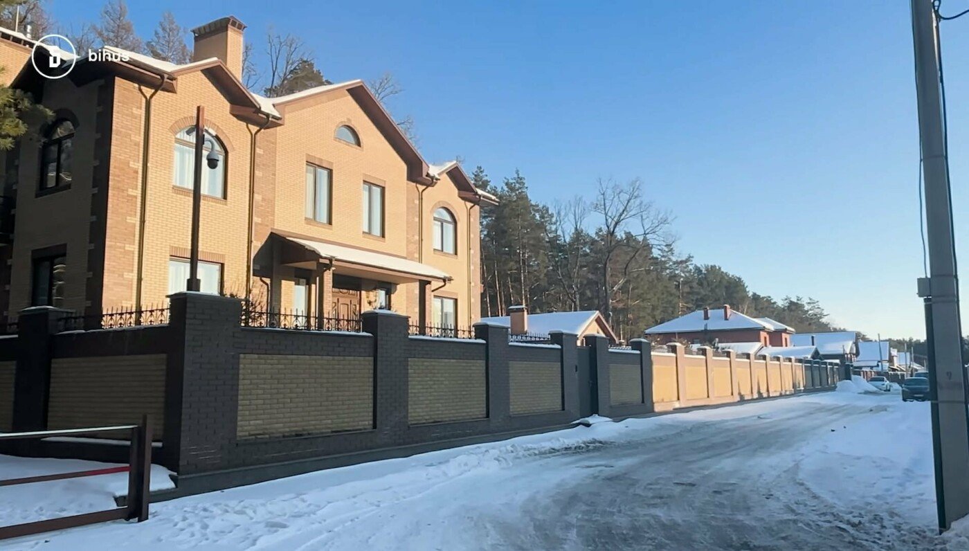 Басейн на 429 м² і гараж на 228 м²: журналісти показали арештовану дачу нардепа-корупціонера з Чернігівщини