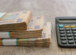 Официальный курс доллара впервые превысил 44 грн