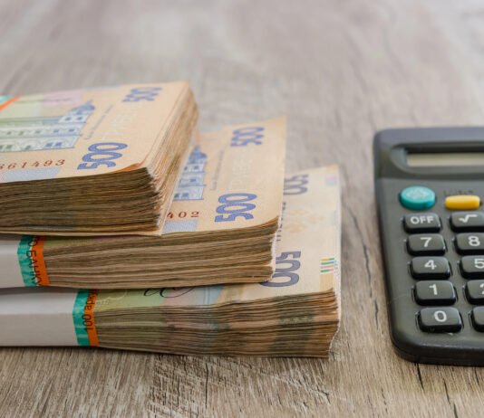 Официальный курс доллара впервые превысил 44 грн