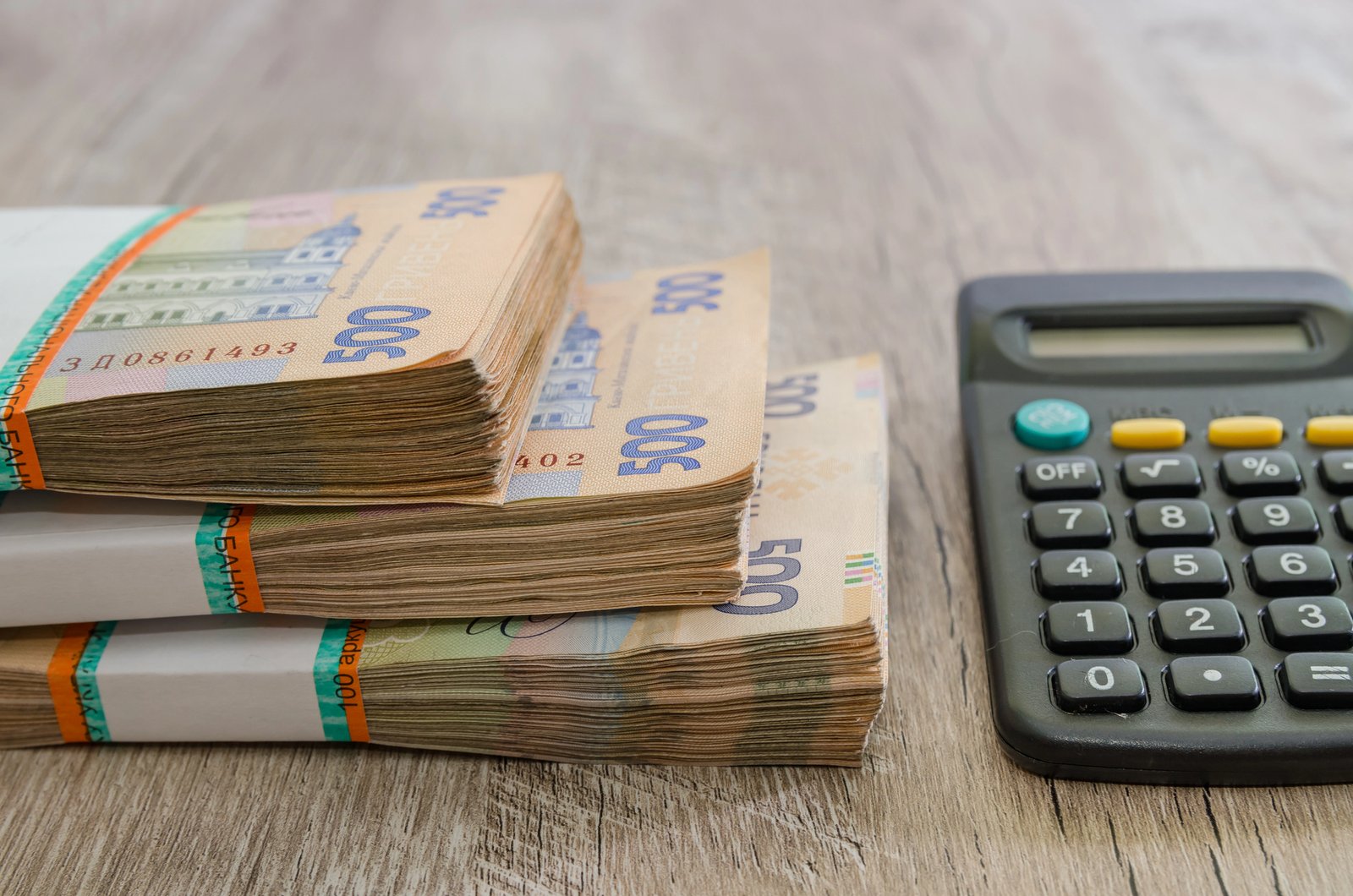 Официальный курс доллара впервые превысил 44 грн