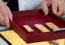 Цены на золото ведут себя необычно: вместо роста во время кризиса они резко падают