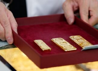 Цены на золото ведут себя необычно: вместо роста во время кризиса они резко падают