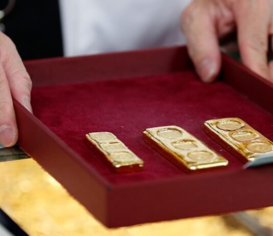 Цены на золото ведут себя необычно: вместо роста во время кризиса они резко падают