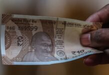 Bloomberg: Рупия рекордно упала из-за конфликта в Иране, центробанк Индии вынужден был вмешаться