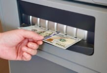 НБУ начал выдавать банкам наличную валюту после венгерского инцидента с Ощадбанком