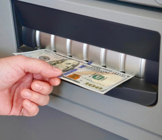 НБУ начал выдавать банкам наличную валюту после венгерского инцидента с Ощадбанком