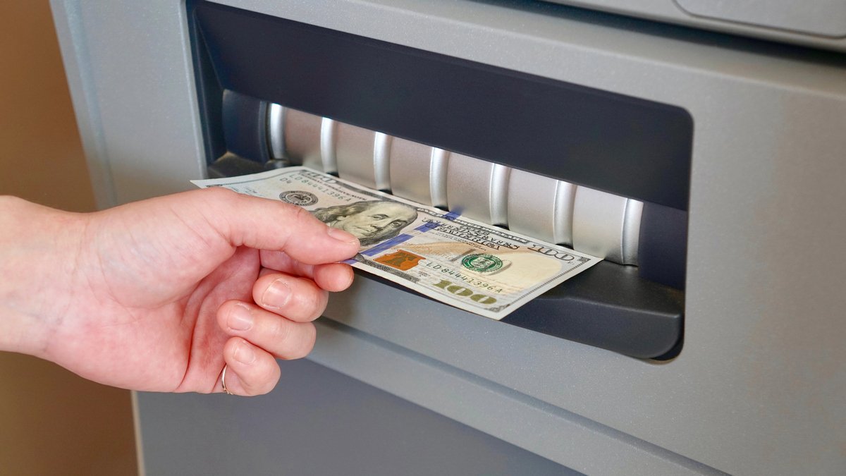 НБУ начал выдавать банкам наличную валюту после венгерского инцидента с Ощадбанком