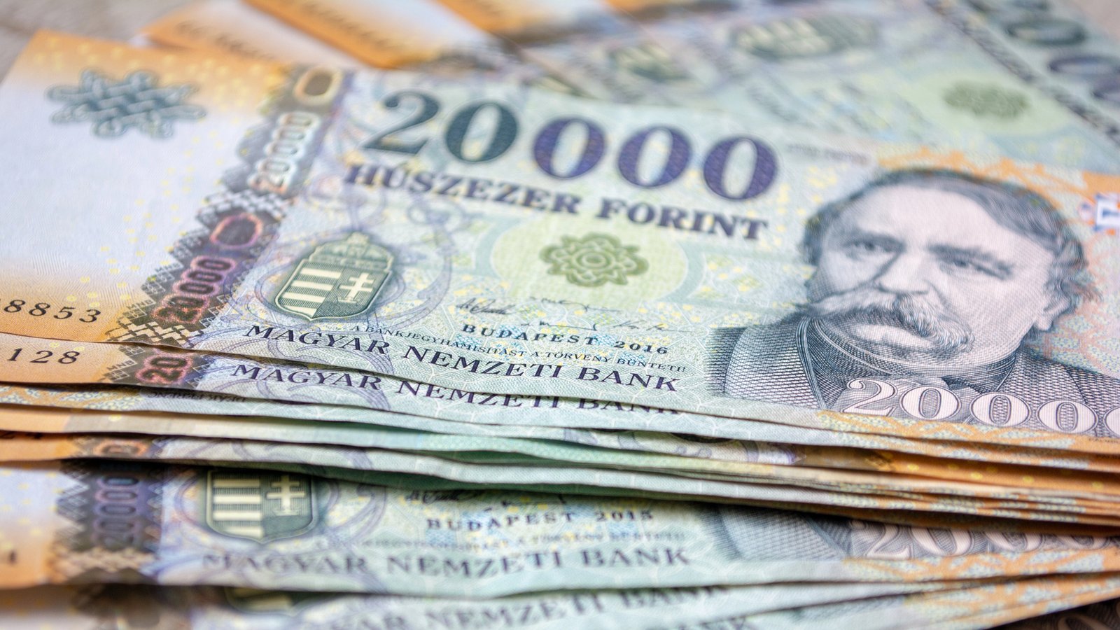 Венгерский форинт перед выборами стал худшей валютой среди развивающихся рынков