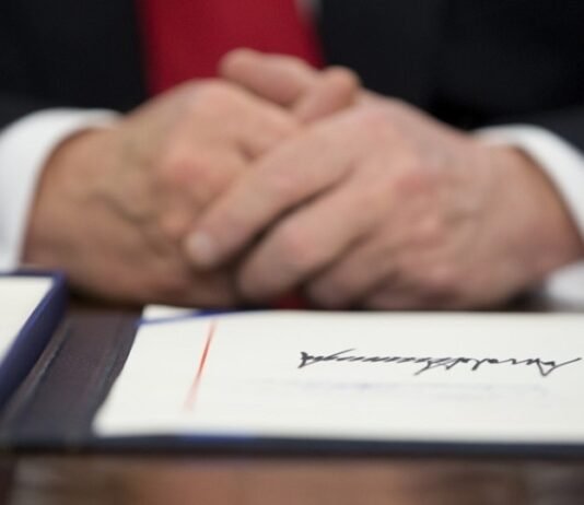 Трамп ломает 165-летнюю традицию. Подпись действующего президента впервые появится на долларах США