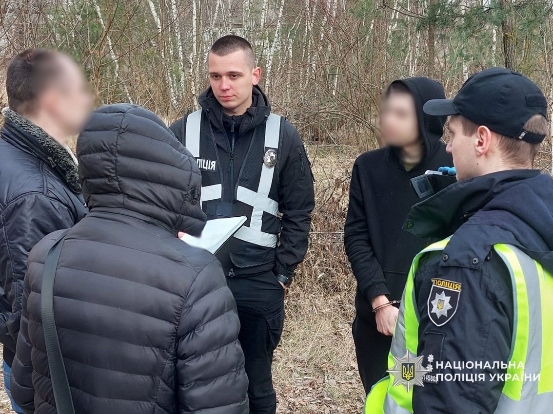 Понад 7 тисяч набоїв, шість гранатометів, приціл, тротилові шашки: на Чернігівщині чоловік облаштував три схрони з боєприпасами
