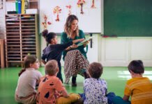 Родственники дали девочке «милую кличку» — теперь она мучается в садике