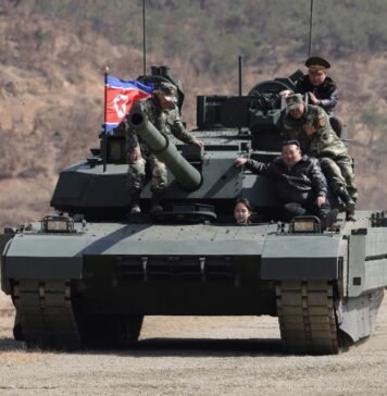 Ким Чен Ын и его дочь показали новый танк, который умеет сбивать дроны